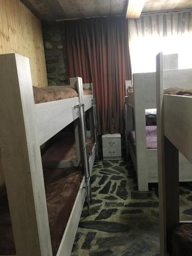 Postel nebo postele na pokoji v ubytování Manoni Ratiani's Guesthouse