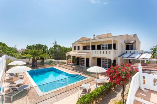 Vista de la piscina de Quinta da Liberdade o d'una piscina que hi ha a prop