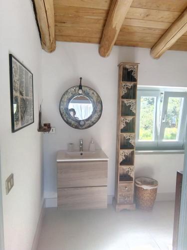 ein Badezimmer mit Waschbecken und einem Regal mit Weinflaschen in der Unterkunft Impietra in Agropoli