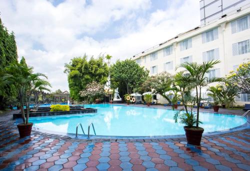 una gran piscina frente a un edificio en Hotel New Saphir Yogyakarta, en Yogyakarta