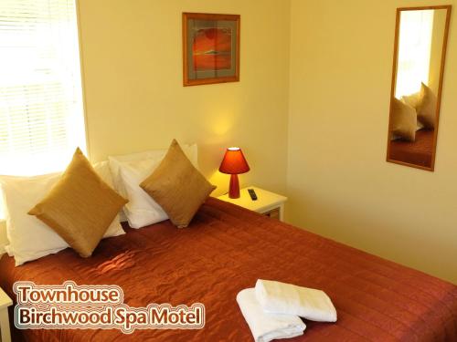 Ένα ή περισσότερα κρεβάτια σε δωμάτιο στο Birchwood Spa Motel