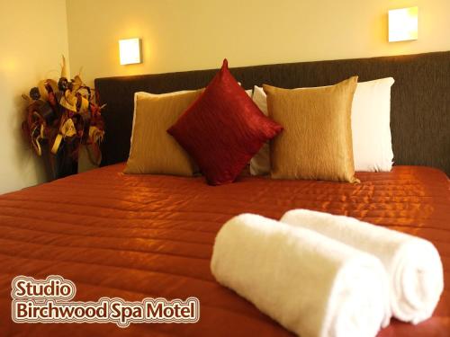 Ένα ή περισσότερα κρεβάτια σε δωμάτιο στο Birchwood Spa Motel