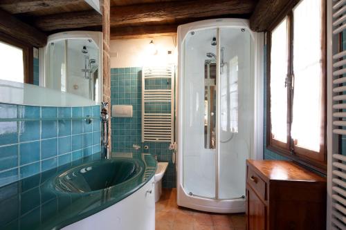 bagno con lavandino verde e doccia di The Music Country House a Cavaso del Tomba