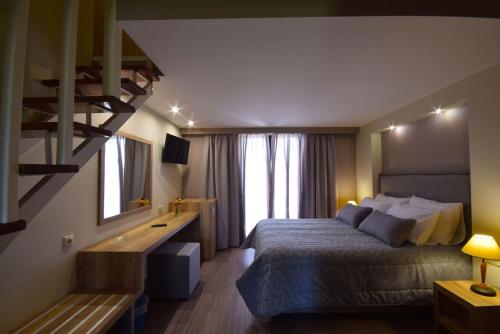 Giường trong phòng chung tại Hotel Alkionis