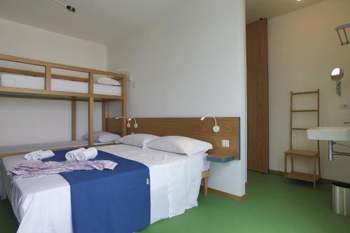 una camera da letto con un letto e due asciugamani di Senia_rooms_design a Santa Maria al Bagno