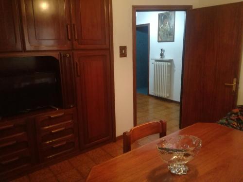a dining room with a table and a television at Spazioso appartamento indipendente in Apecchio