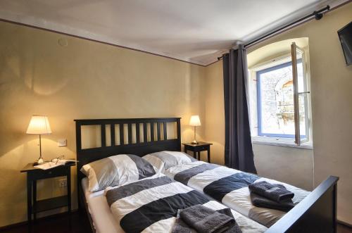 1 dormitorio con cama y ventana en Room Zimmer Portarol, en Vodnjan