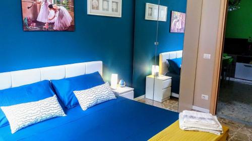 una camera blu con un letto con pareti blu di Corte Degli Aranci House a Paterno