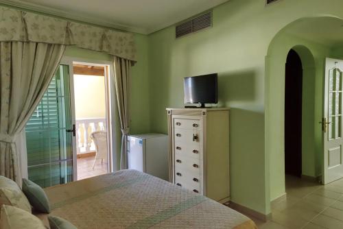 Телевизор и/или развлекательный центр в Hotel La Colina