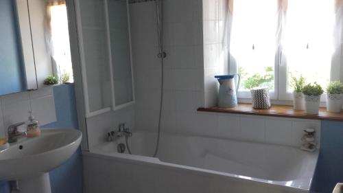une salle de bain avec une baignoire, un lavabo et une douche dans l'établissement La Villanderie, à La Folie