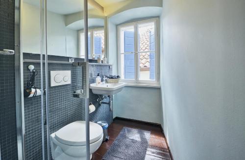 a bathroom with a toilet and a sink and a window at Room Zimmer Portarol in Vodnjan