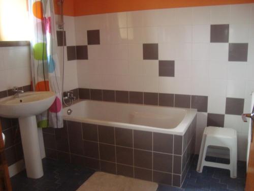 La salle de bains est pourvue d'une baignoire et d'un lavabo. dans l'établissement Kerbave Braz, à Plouzélambre