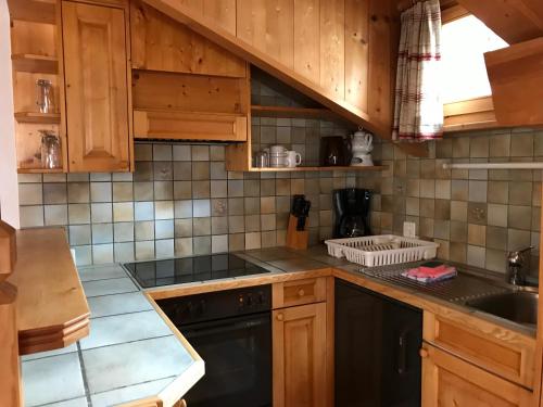 Una cocina o cocineta en B&B Hotel & Appartements Chasa Valär