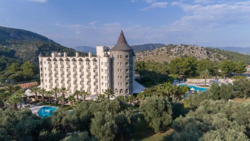 una vista aérea de un gran edificio con una torre en X Life Hotel Sarıgerme 15 - Adult Hotel, en Sarigerme