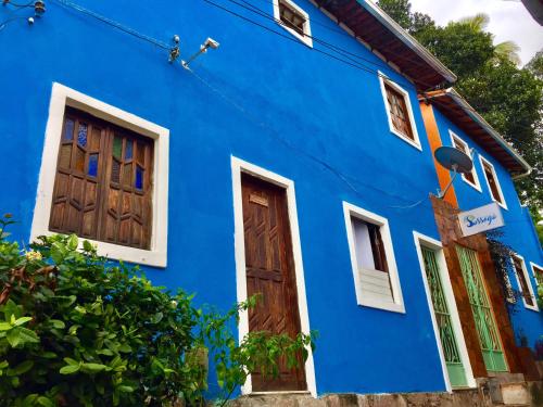 a blue house with wooden doors at Pousada do Sossego in Lençóis
