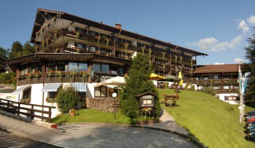 ein Hotel auf einem Hügel mit einem Gebäude in der Unterkunft Alpenhotel Kronprinz in Berchtesgaden