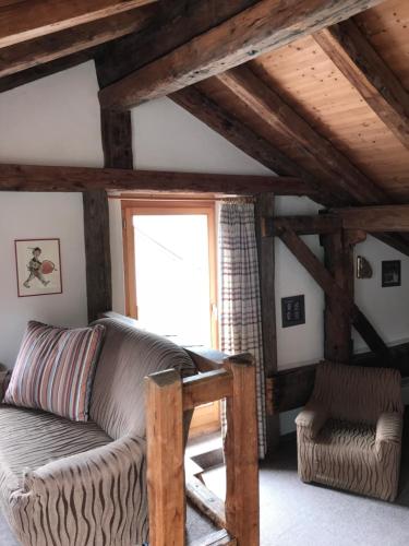 Un lugar para sentarse en B&B Hotel & Appartements Chasa Valär