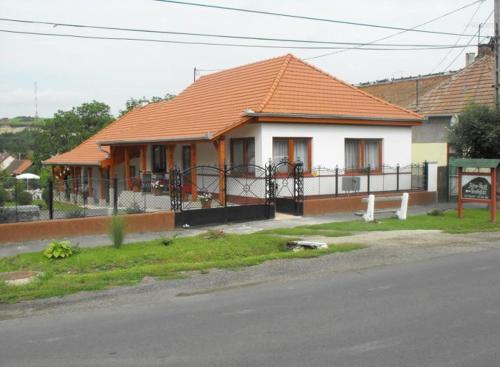Bangunan di mana terletaknya rumah tamu ini
