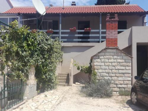 ein Haus mit einer Satellitenschüssel darüber in der Unterkunft Dama Apartment in Biograd na Moru