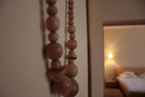 a row of wooden beads on a mirror in a bedroom at Gościniec i Herbaciarnia Pod Złotą Łyżwą in Białka Tatrzanska