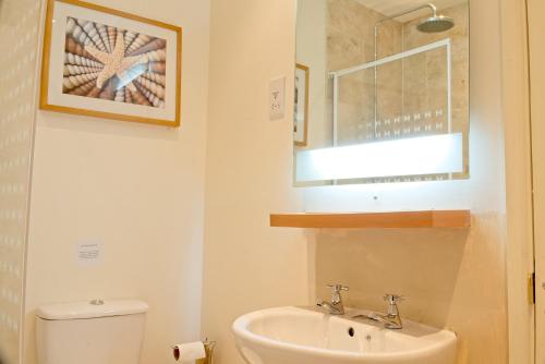 A bathroom at The Rising Sun Inn 