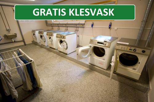 - une buanderie avec 4 lave-linge dans l'établissement Roligheden Ferieleiligheter, à Kristiansand
