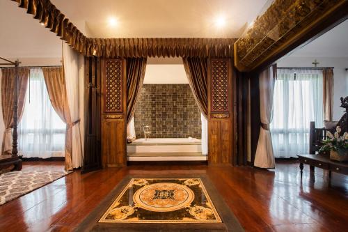 a living room with a bath tub in the window at Shinnabhura Historic Boutique Hotel in Phitsanulok