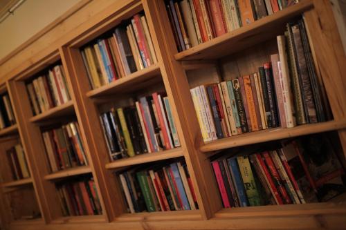 ホテルにある図書室