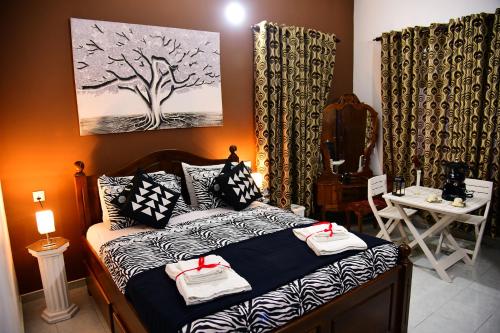 um quarto com uma cama com toalhas em One and Only Apartment em Negombo
