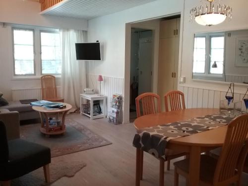 ein Wohnzimmer mit einem Tisch und einem Esszimmer in der Unterkunft Apartment Seita in Levi