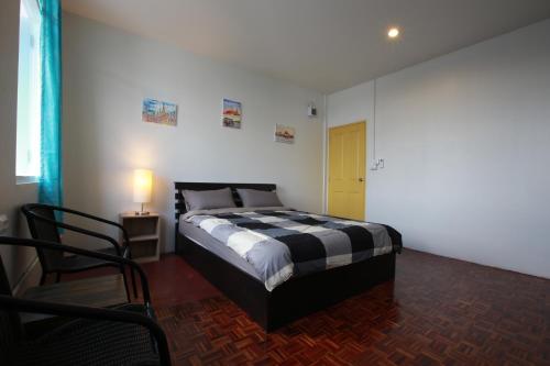 1 dormitorio con cama y puerta amarilla en Zee Thai Hostel en Bangkok