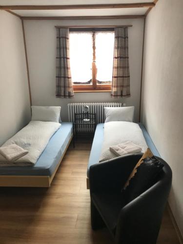 Una cama o camas en una habitación de B&B Hotel & Appartements Chasa Valär