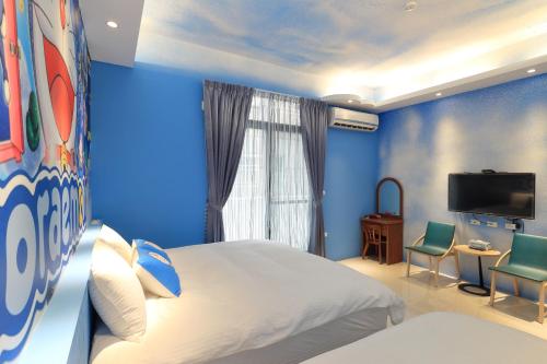 花蓮市的住宿－花蓮陽光晨堡民宿 ，一间带蓝色墙壁、一张床和电视的卧室