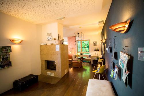 een woonkamer met een open haard en een bank bij Ostel Jugendhotel Bremervörde in Bremervörde