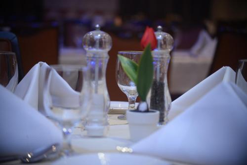 
A restaurant or other place to eat at Al Madina Suites Doha
