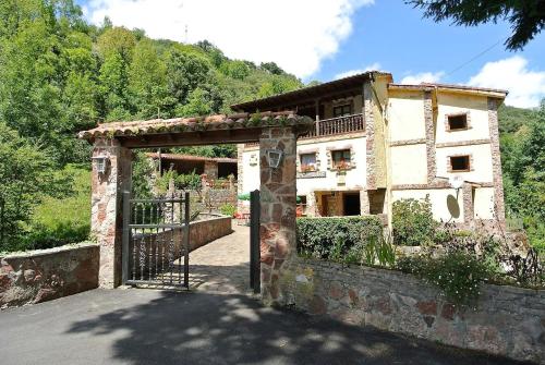 una entrada a un edificio con una puerta abierta en El Molino, en Arenas de Cabrales