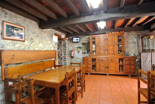 a dining room with a wooden table and chairs at El Molino in Arenas de Cabrales