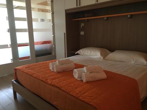 sypialnia z łóżkiem z dwoma ręcznikami w obiekcie Tempo Di Sole w mieście San Benedetto del Tronto