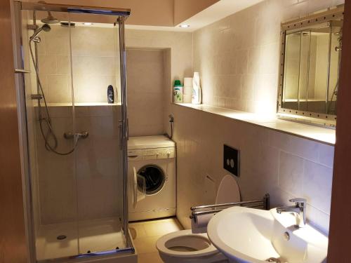 a bathroom with a sink and a washing machine at Monteurzimmer Obersulm in Obersulm