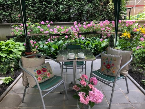 クラクフにあるAVANTI Homeの花が咲くパティオ(テーブル、椅子付)