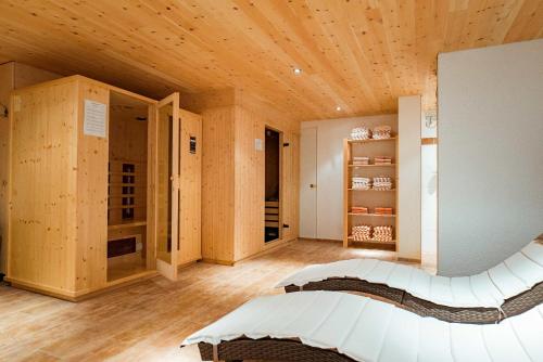 Habitación con cama y techo de madera. en Haus Sonnseite, en Au im Bregenzerwald