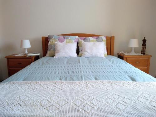 ein Schlafzimmer mit einem blauen Bett und zwei Nachttischen in der Unterkunft Casa do Pinheiro Manso in Valença