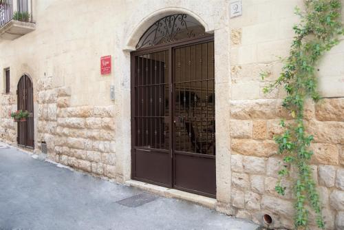 a building with a black door and a window at Malandrì B&B in Altamura