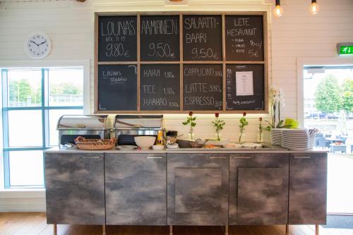 eine Küche mit einer Theke mit Tafeln an der Wand in der Unterkunft Hotelli Aittaranta in Uusikaupunki