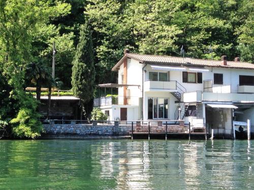 dom na doku na zbiorniku wody w obiekcie Riva san Vitale w mieście Riva San Vitale