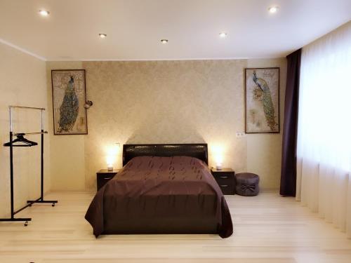 カリーニングラードにあるАпартаменты на Шахматнойのベッドルーム1室(大型ベッド1台、ランプ2つ付)