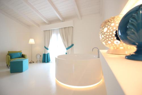 uma sala de estar com uma banheira no meio de um quarto em Il Borghetto Creative Resort em Tropea