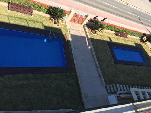 una vista aérea de una piscina en un césped en Super Luxury Penthouse, en Jávea