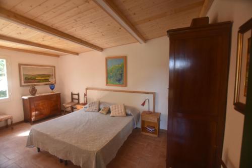 een slaapkamer met een bed in een kamer bij Casa di Dino alla Brusa in La Spezia