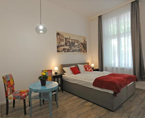 Una cama o camas en una habitación de M37 Apartman